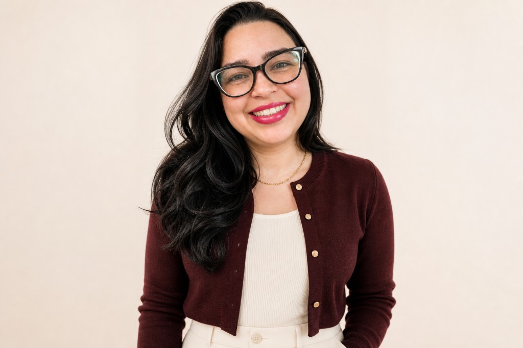 Genesys Rodríguez — retrato profesional sonriendo, fondo neutro.